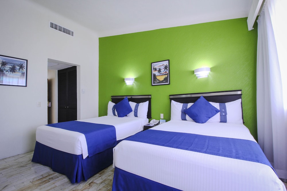 Aquamarina Beach Hotel — Hotel rooms in Cancun, Quintana Roo