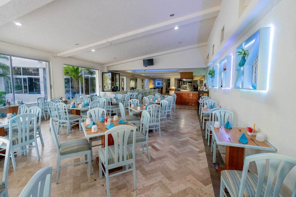 Aquamarina Beach Hotel — Restaurant & bars in Cancun, Quintana Roo