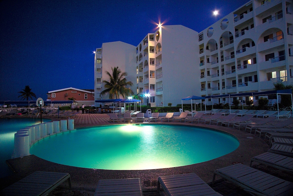 Aquamarina Beach Hotel — Swimming pool in Cancun, Quintana Roo