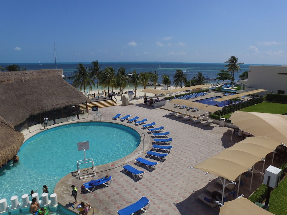 Aquamarina Beach Hotel — Swimming pool in Cancun, Quintana Roo