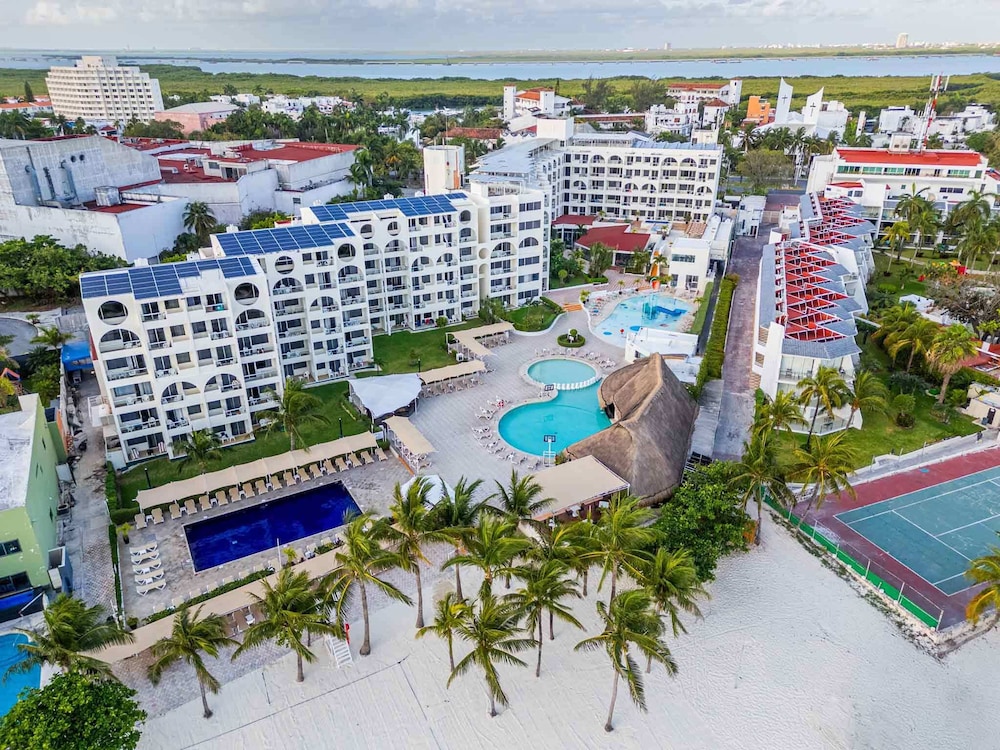 Aquamarina Beach Hotel — Swimming pool in Cancun, Quintana Roo