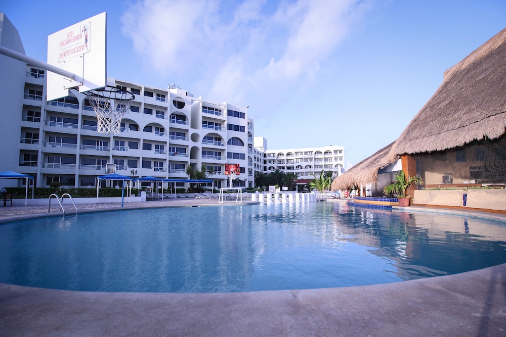Aquamarina Beach Hotel — Swimming pool in Cancun, Quintana Roo