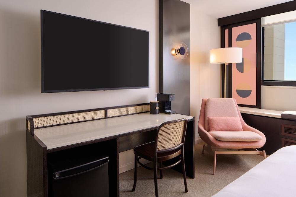 Hotel Renew — Hotel rooms in Honolulu, Hawaii