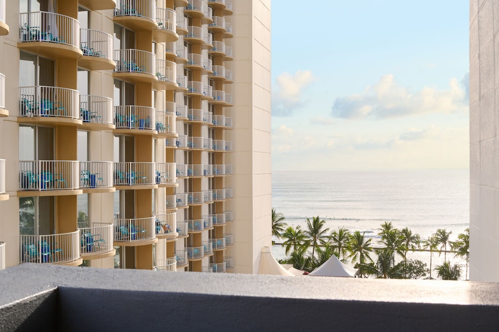 Hotel Renew — Hotel building in Honolulu, Hawaii