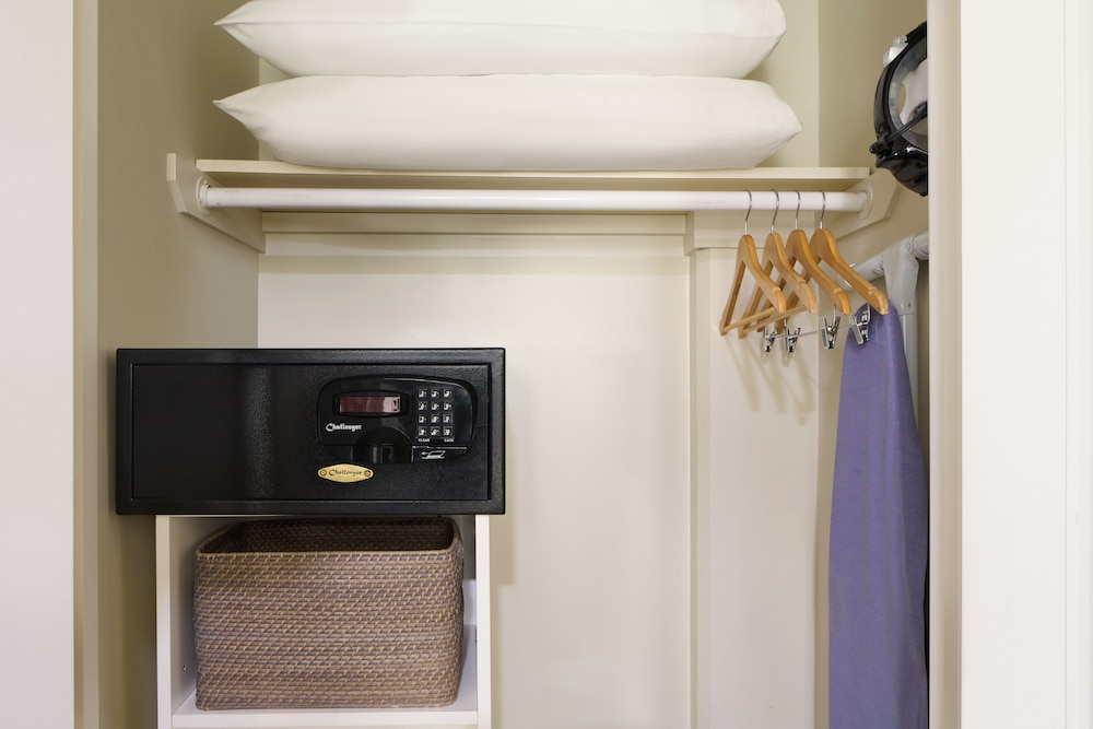 Hotel Renew — Hotel rooms in Honolulu, Hawaii