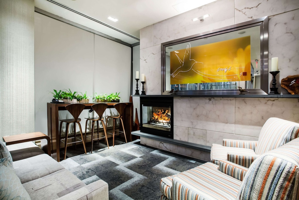 Hilton Garden Inn New York/West 35th Street — Restaurant & bars in New York City, New York State