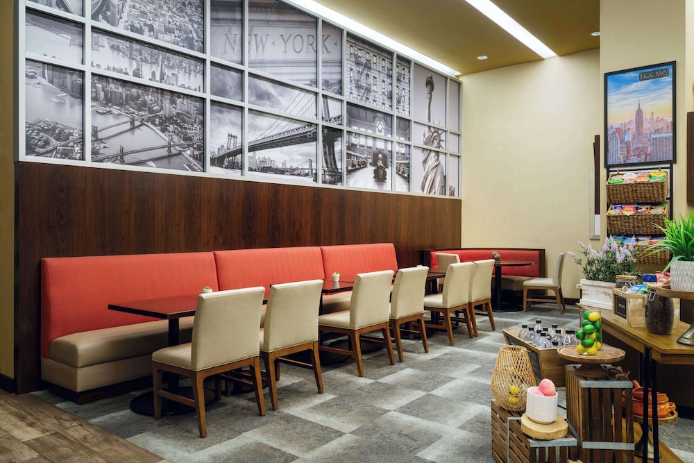 Hilton Garden Inn New York/West 35th Street — Restaurant & bars in New York City, New York State