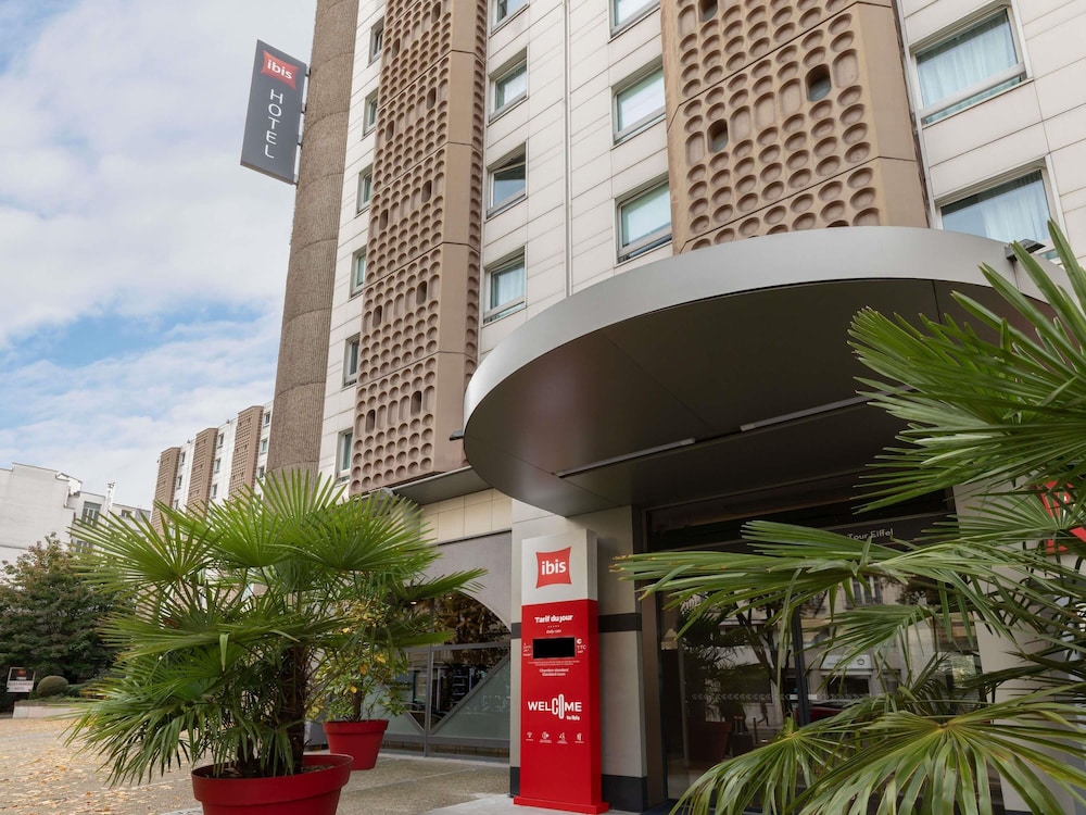 ibis Paris Tour Eiffel Cambronne 15ème — Hotel building in Paris, Ile-de-France