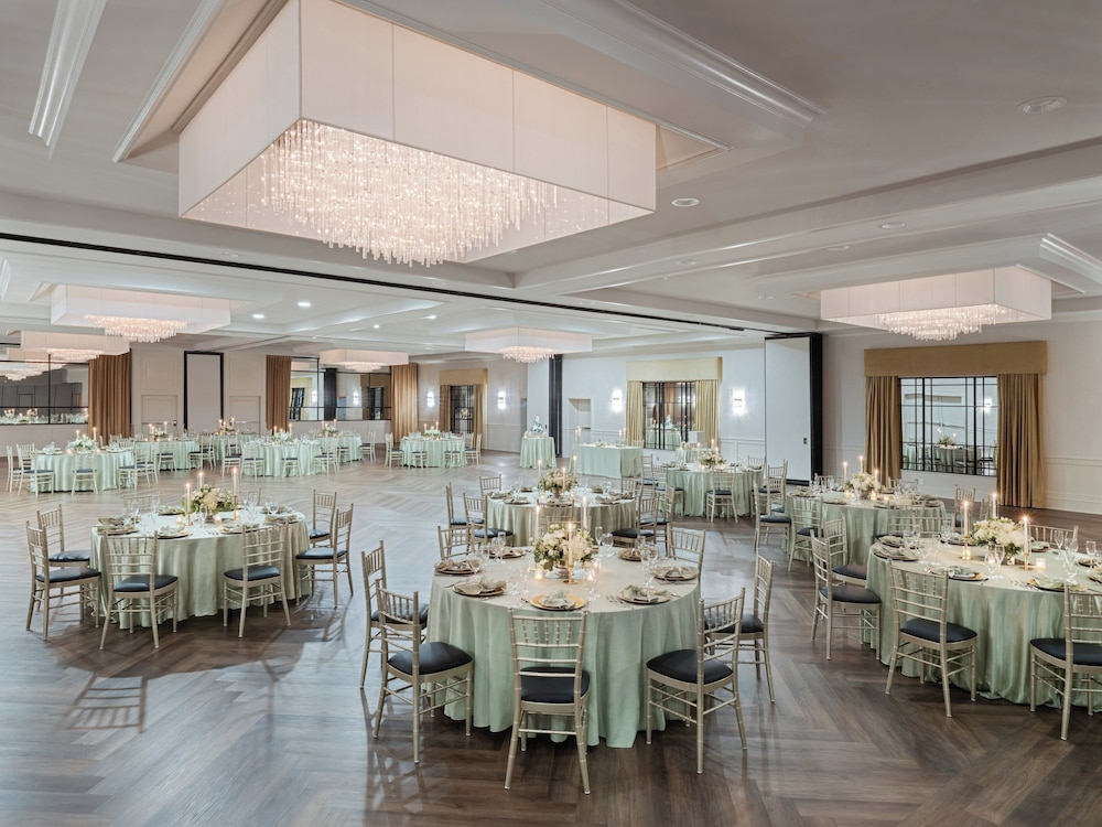 Crowne Plaza Suffern - Mahwah by IHG — Hotel building in Suffern, New York State