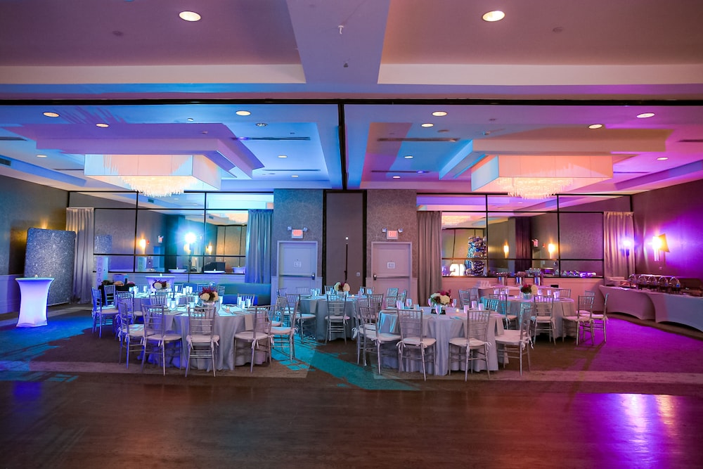 Crowne Plaza Suffern - Mahwah by IHG — Hotel building in Suffern, New York State