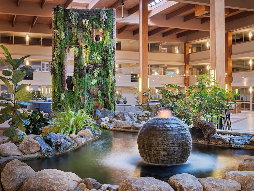 Crowne Plaza Suffern - Mahwah by IHG — Hotel building in Suffern, New York State