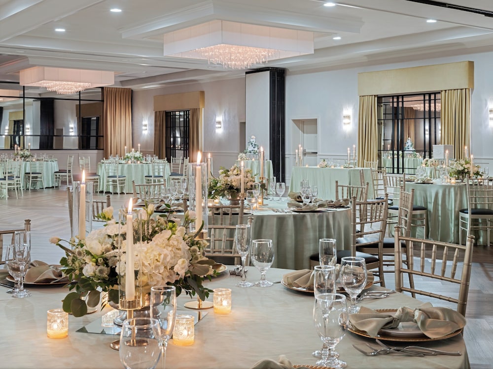 Crowne Plaza Suffern - Mahwah by IHG — Restaurant & bars in Suffern, New York State
