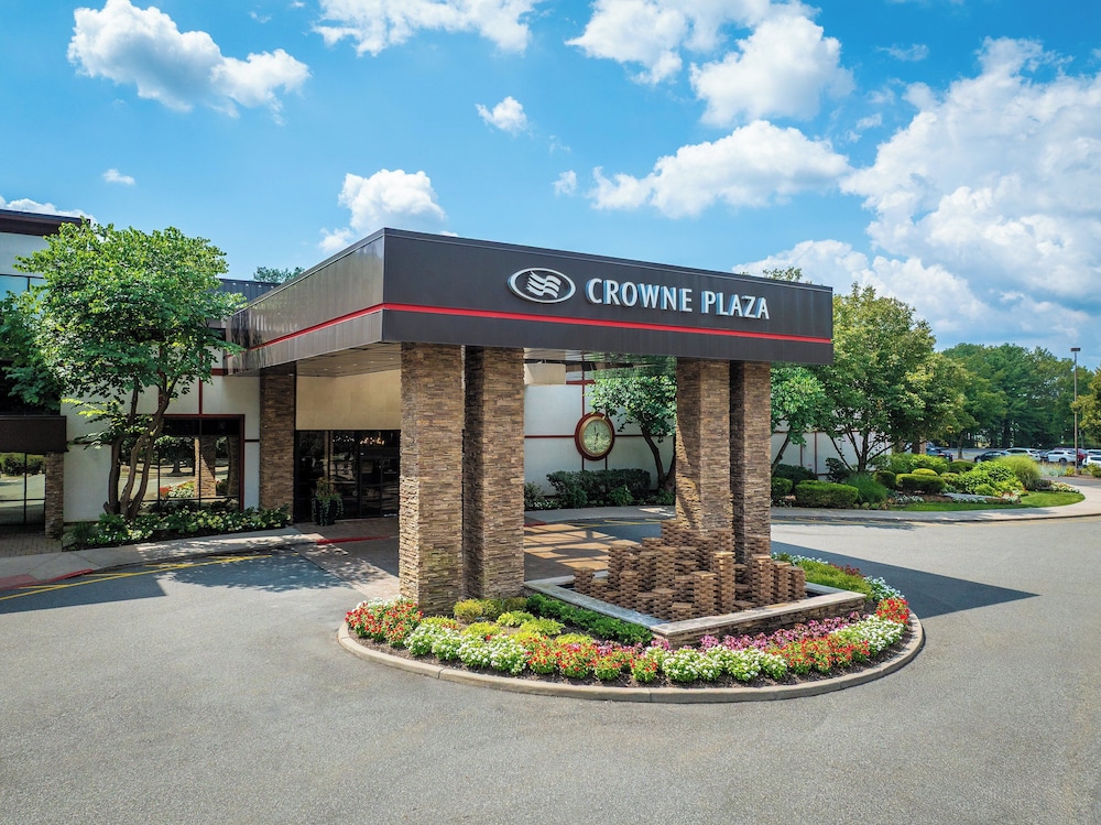 Crowne Plaza Suffern - Mahwah by IHG — Hotel building in Suffern, New York State