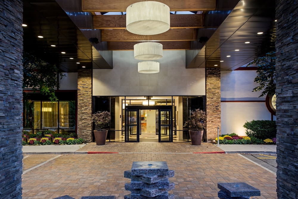 Crowne Plaza Suffern - Mahwah by IHG — Hotel building in Suffern, New York State