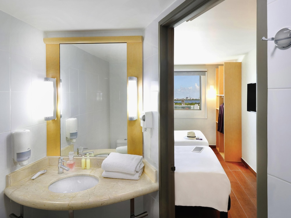 ibis Cancun Centro — Rooms in Cancun, Quintana Roo