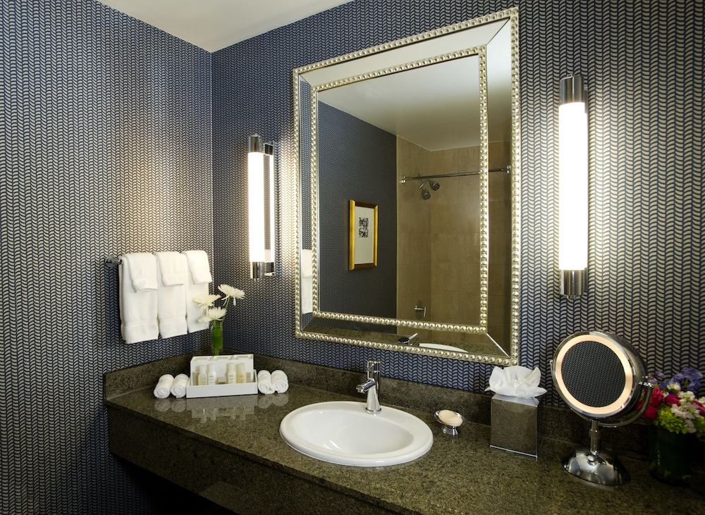Kinzie Hotel — Hotel rooms in Chicago, Illinois