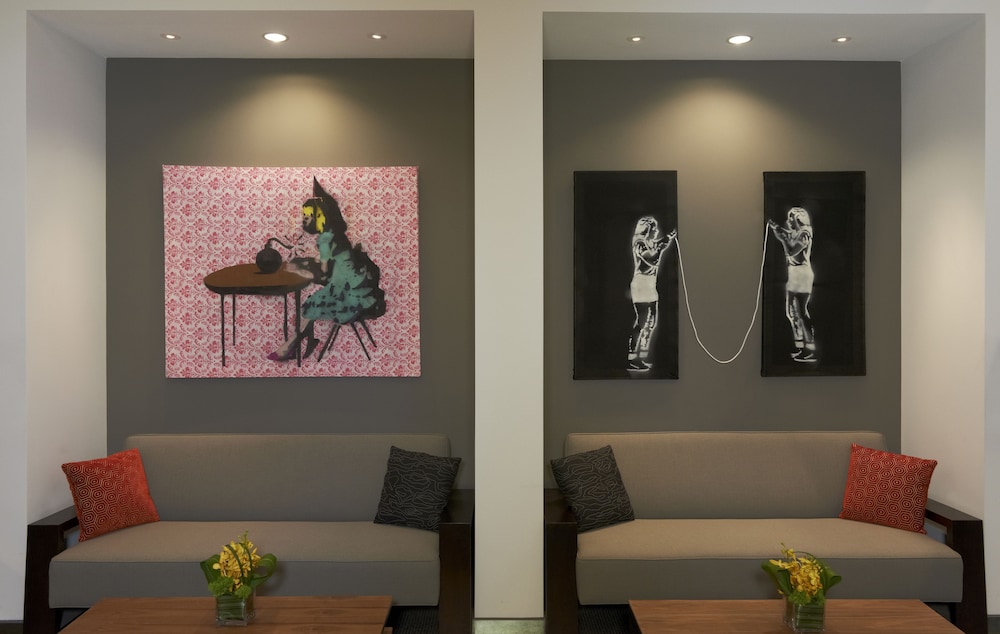 Kinzie Hotel — Restaurant & bars in Chicago, Illinois