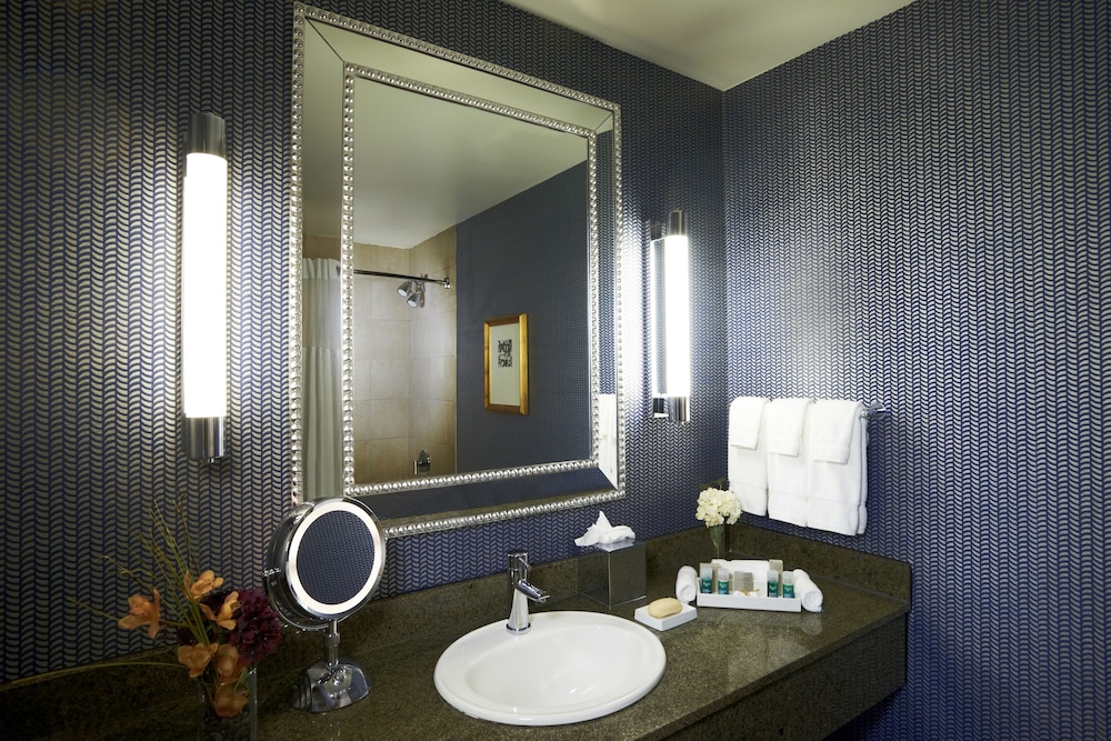Kinzie Hotel — Hotel rooms in Chicago, Illinois