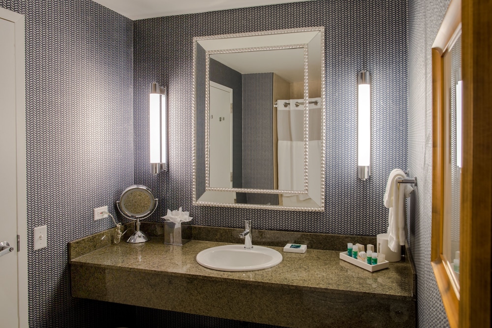 Kinzie Hotel — Hotel rooms in Chicago, Illinois