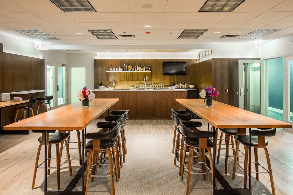 Kinzie Hotel — Restaurant & bars in Chicago, Illinois