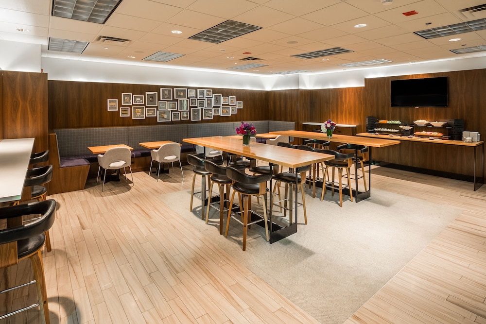Kinzie Hotel — Restaurant & bars in Chicago, Illinois