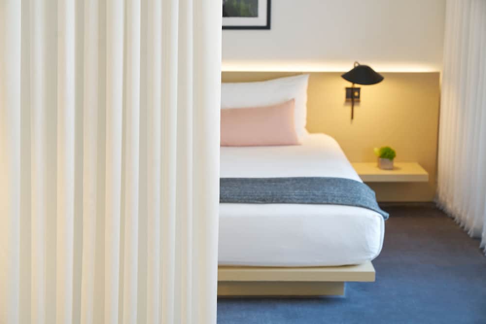 The Chicago Hotel Collection Ambassador Gold Coast — Hotel rooms in Chicago, Illinois