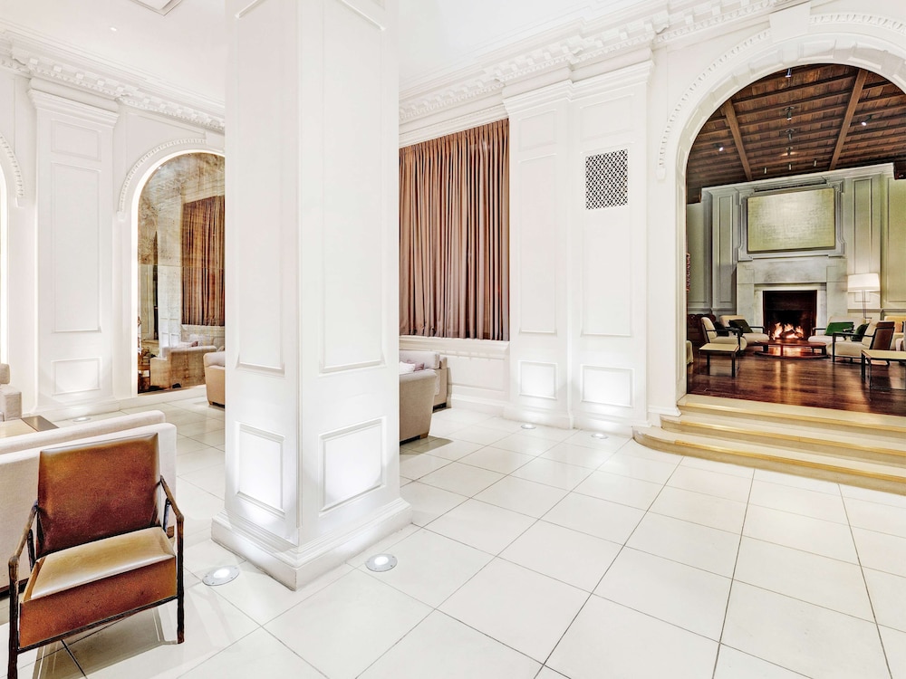 The Chicago Hotel Collection Ambassador Gold Coast — Hotel building in Chicago, Illinois