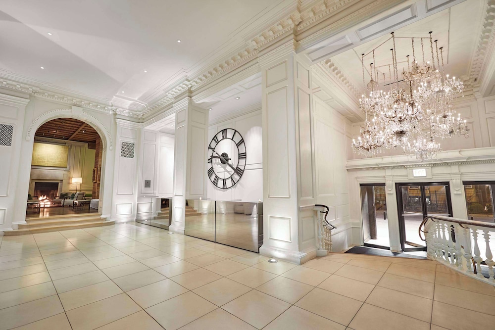 The Chicago Hotel Collection Ambassador Gold Coast — Hotel building in Chicago, Illinois
