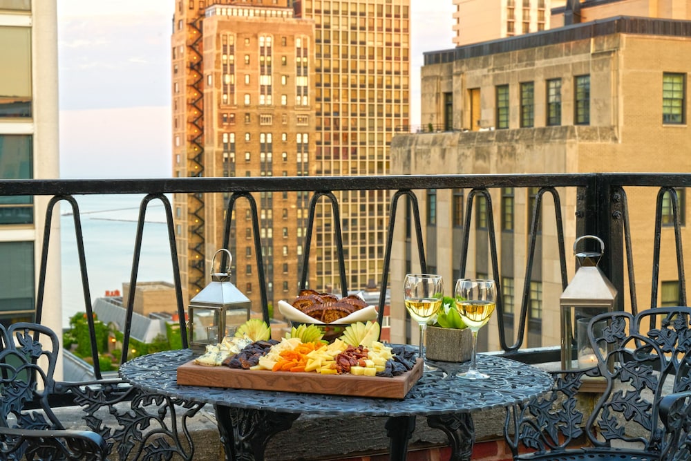 The Chicago Hotel Collection Ambassador Gold Coast — Restaurant & bars in Chicago, Illinois