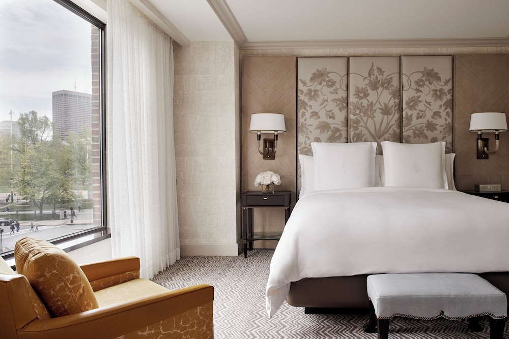 Four Seasons Hotel Boston — Hotel rooms in Boston, Massachusetts