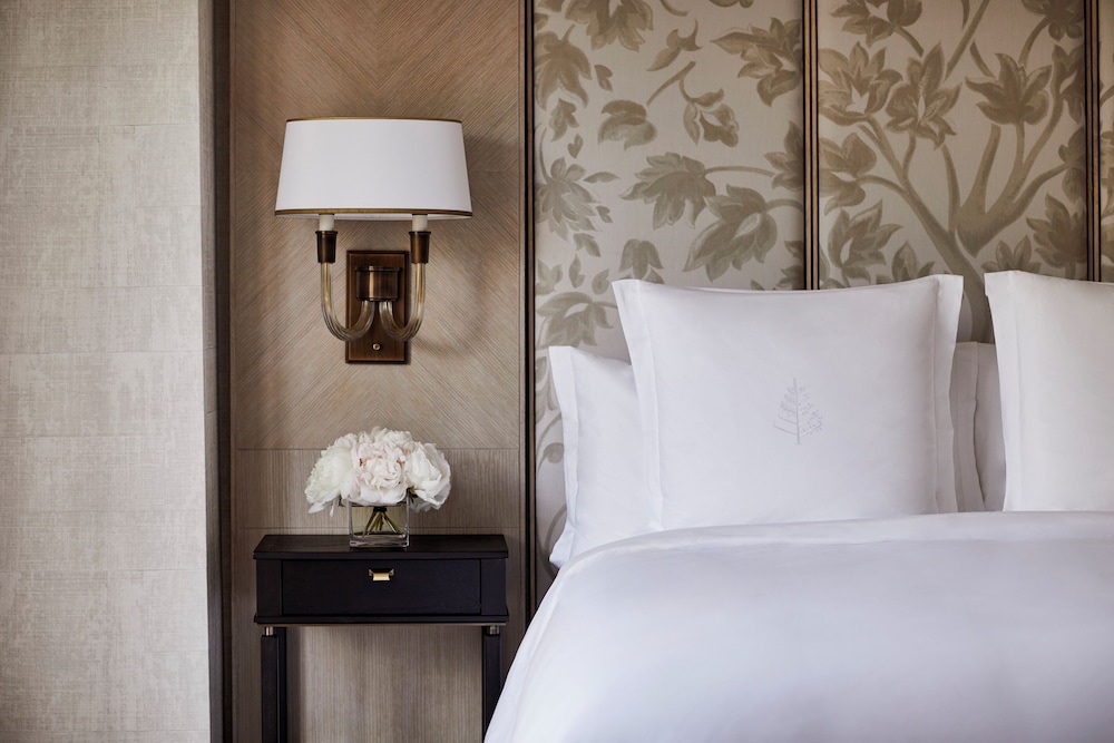 Four Seasons Hotel Boston — Hotel rooms in Boston, Massachusetts