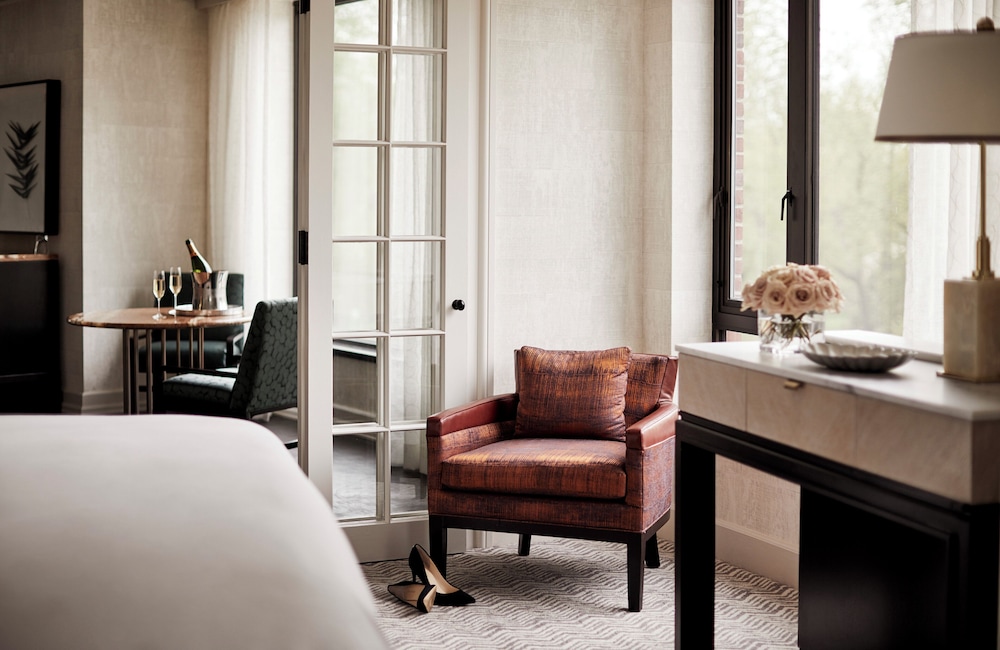 Four Seasons Hotel Boston — Hotel rooms in Boston, Massachusetts