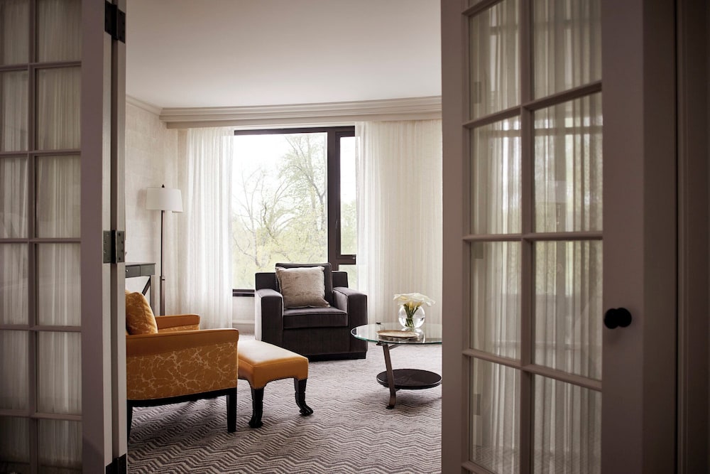 Four Seasons Hotel Boston — Hotel rooms in Boston, Massachusetts