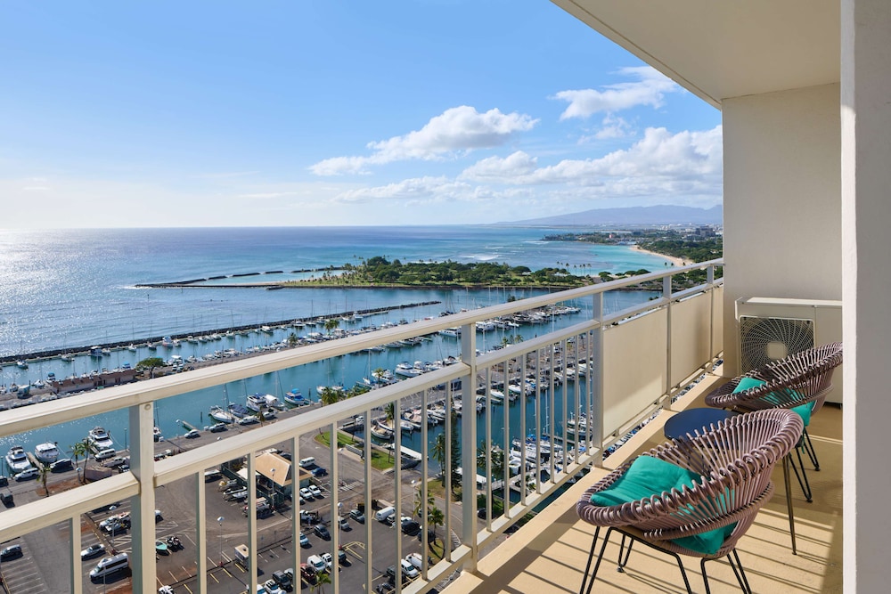 Ilikai Hotel & Luxury Suites — Hotel rooms in Honolulu, Hawaii