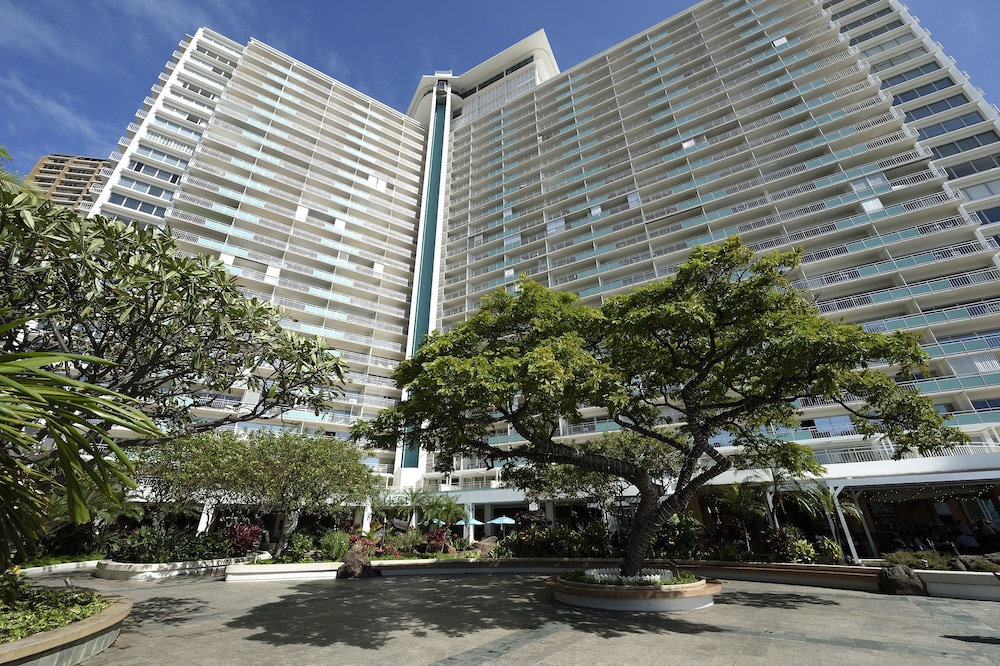 Ilikai Hotel & Luxury Suites — Hotel building in Honolulu, Hawaii
