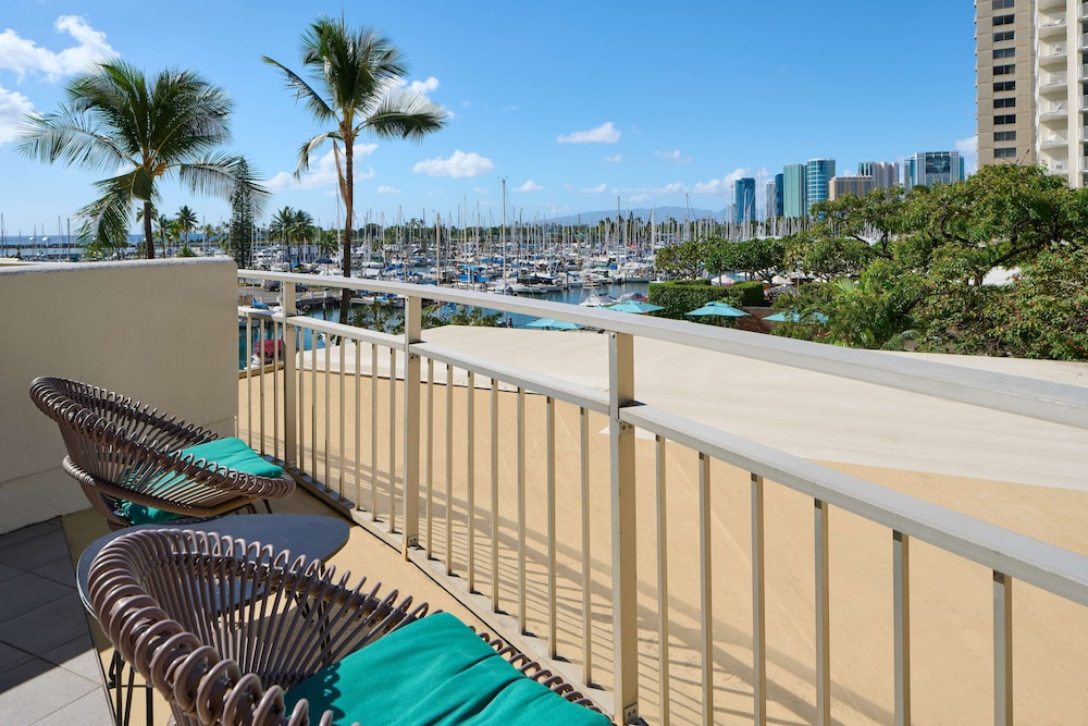 Ilikai Hotel & Luxury Suites — Beach in Honolulu, Hawaii