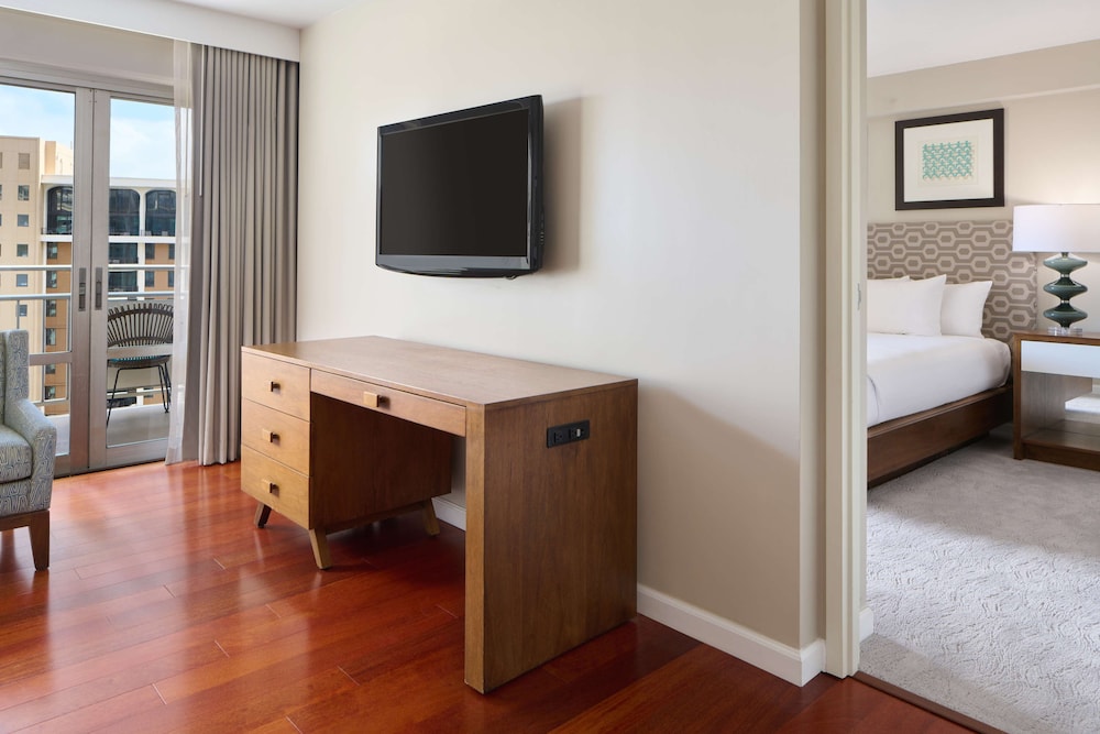 Ilikai Hotel & Luxury Suites — Hotel rooms in Honolulu, Hawaii