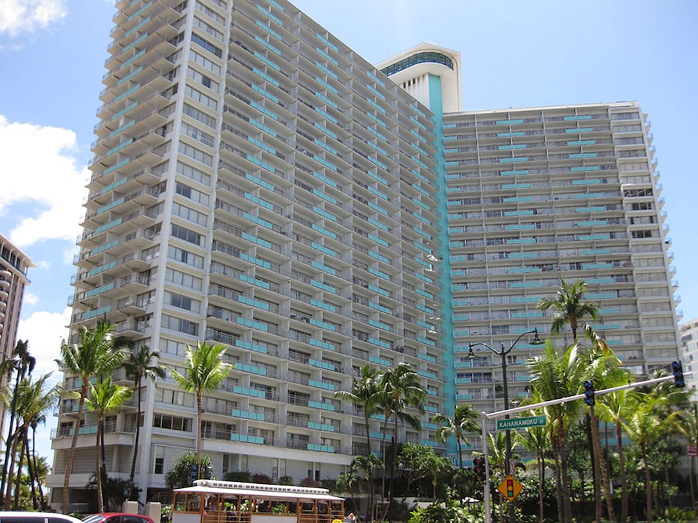 Ilikai Hotel & Luxury Suites — Hotel building in Honolulu, Hawaii