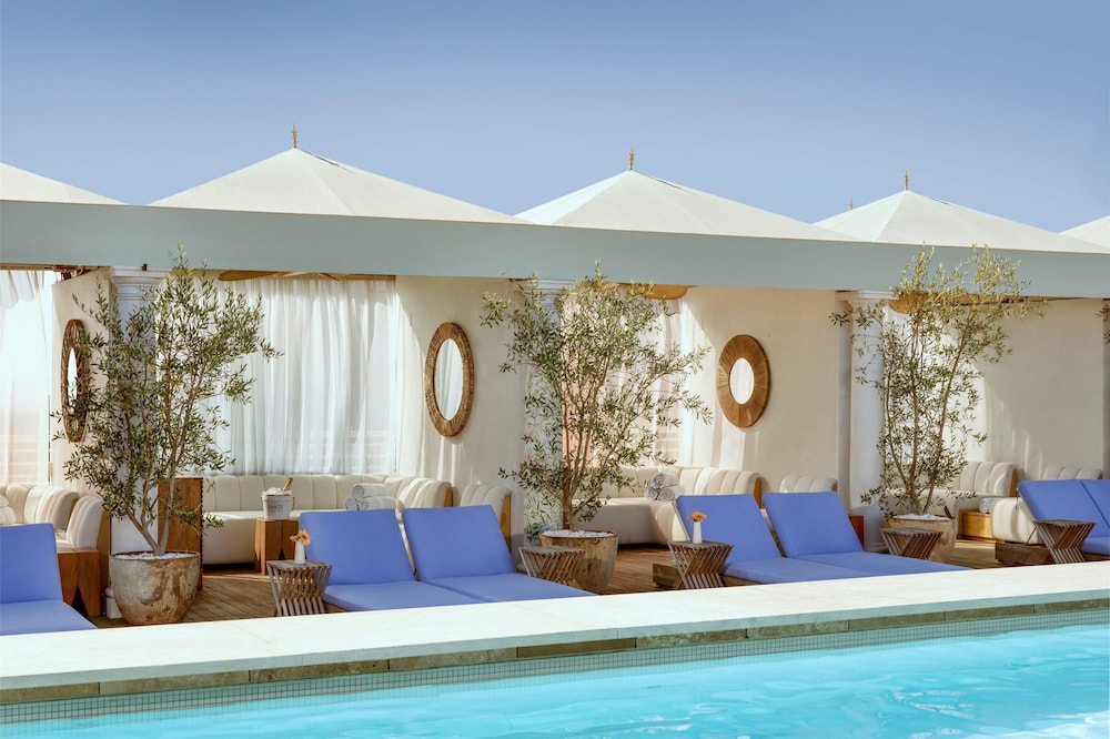 The Maybourne Beverly Hills, Maybourne — Swimming pool in Beverly Hills, California