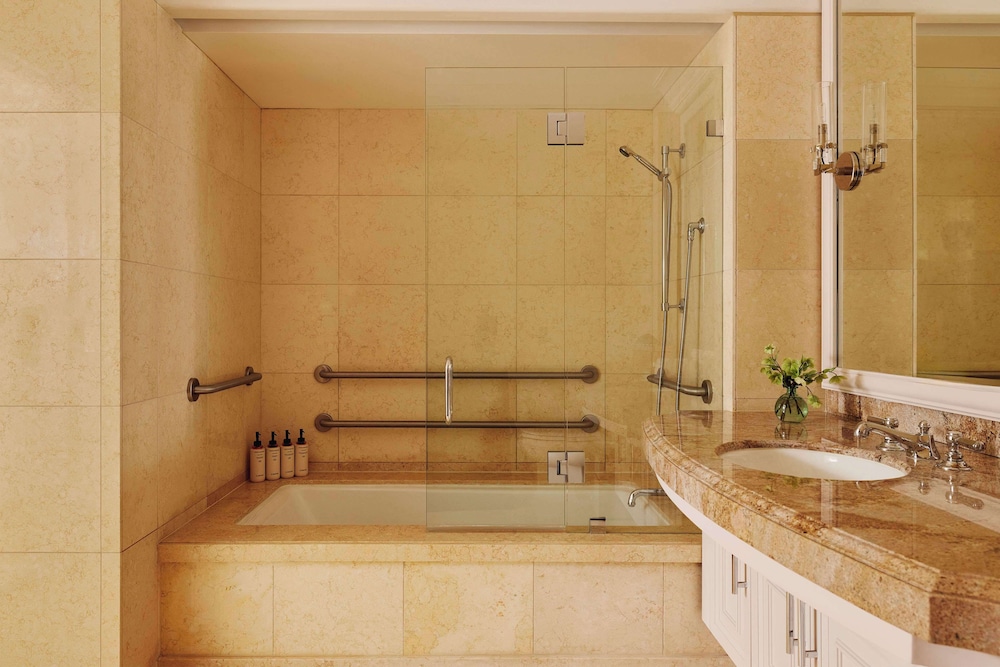 The Maybourne Beverly Hills, Maybourne — Hotel rooms in Beverly Hills, California
