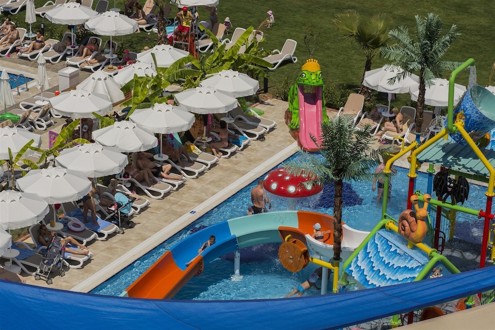 Dream World Aqua Hotel - All Inclusive — Pool in Side