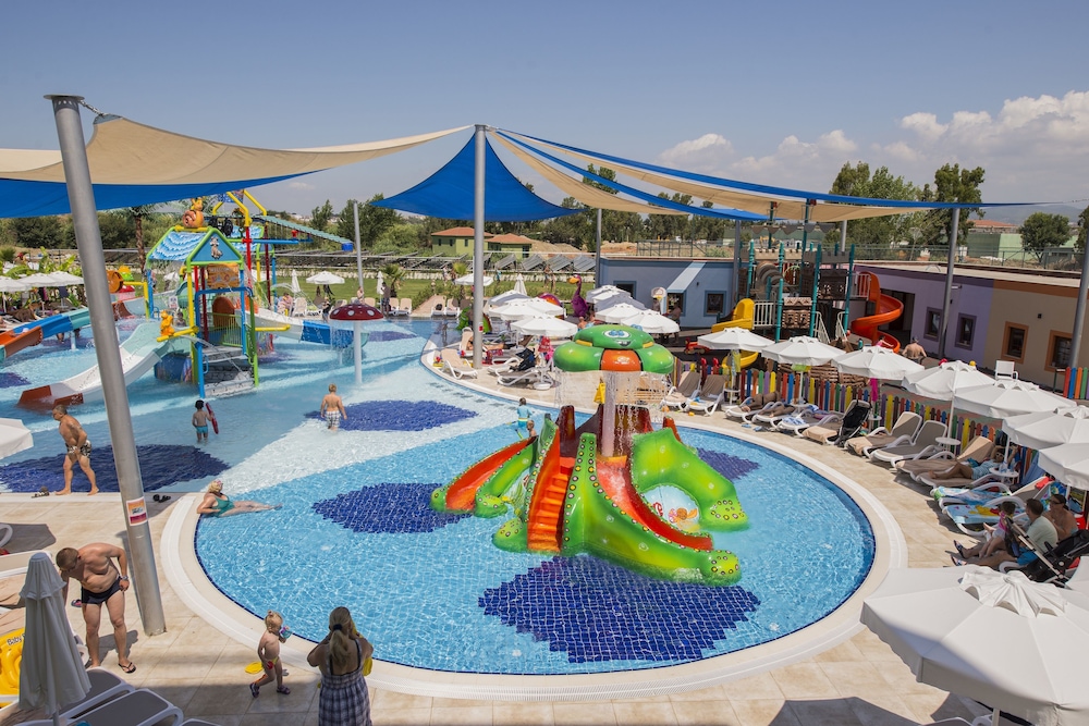 Dream World Aqua Hotel - All Inclusive — Pool in Side