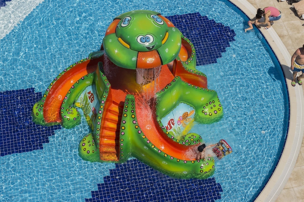 Dream World Aqua Hotel - All Inclusive — Pool in Side