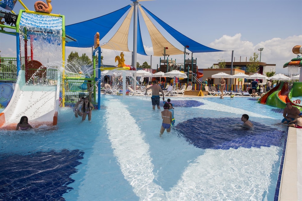 Dream World Aqua Hotel - All Inclusive — Pool in Side