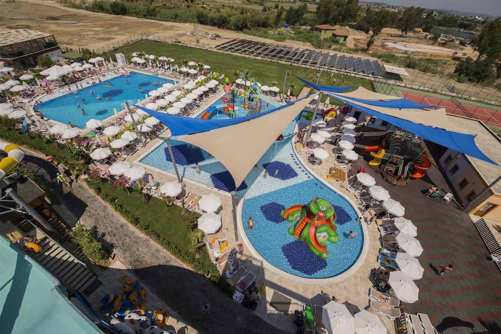 Dream World Aqua Hotel - All Inclusive — Pool in Side