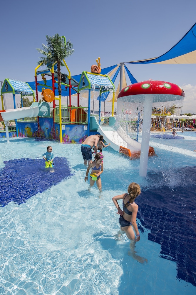 Dream World Aqua Hotel - All Inclusive — Pool in Side