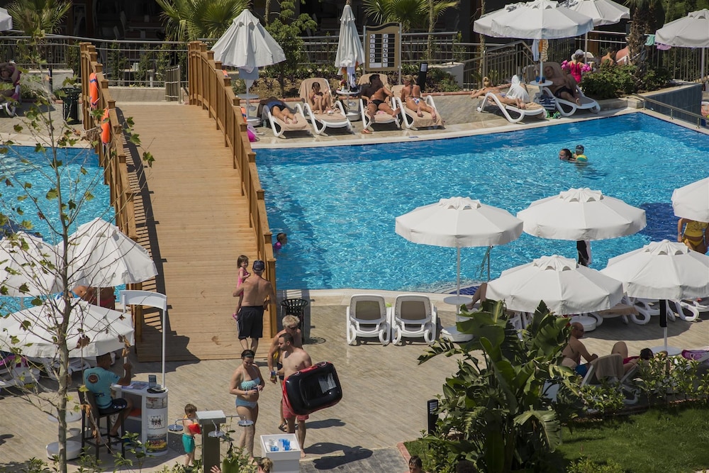 Dream World Aqua Hotel - All Inclusive — Pool in Side