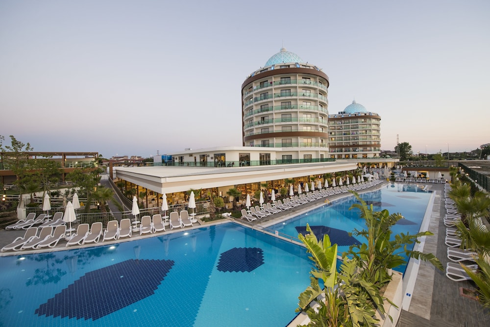 Dream World Aqua Hotel - All Inclusive — Pool in Side