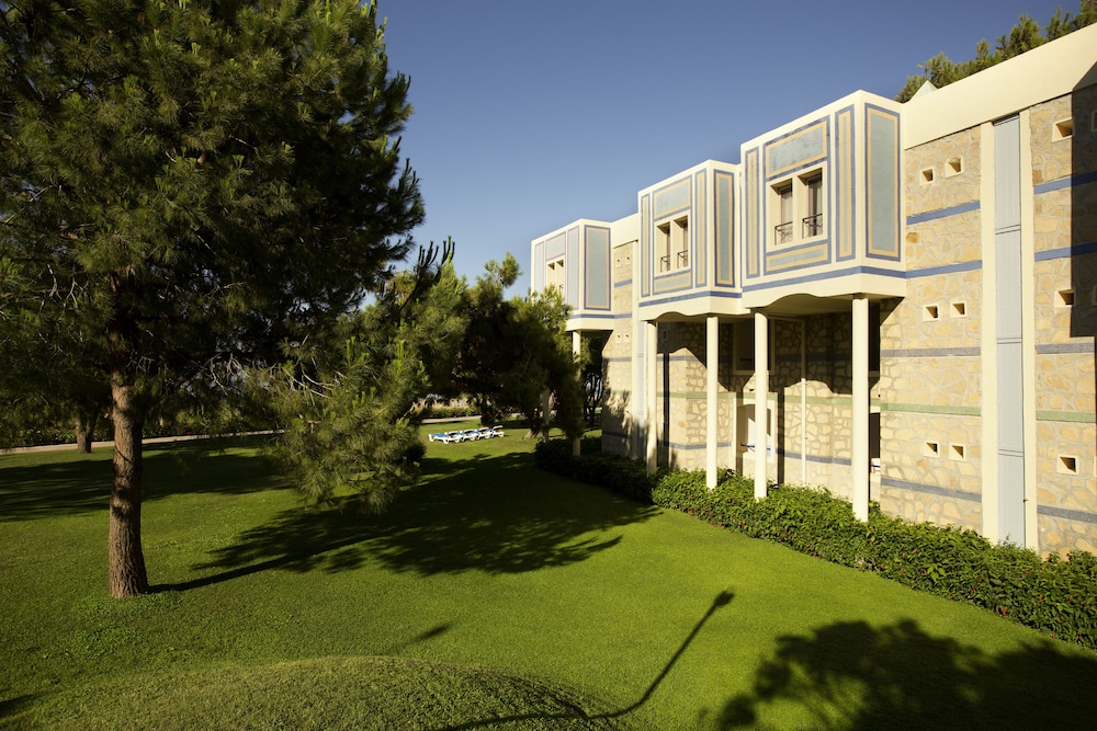 ROBINSON PAMFILYA - All Inclusive — Hotel building in Side