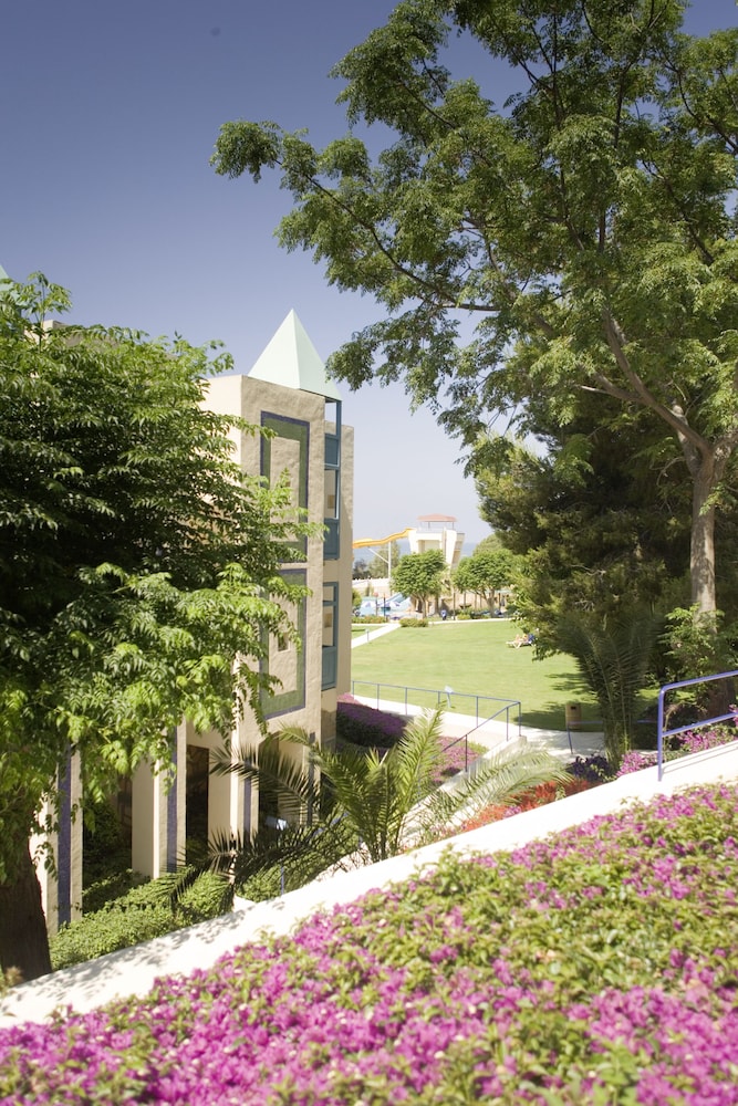 ROBINSON PAMFILYA - All Inclusive — Hotel building in Side